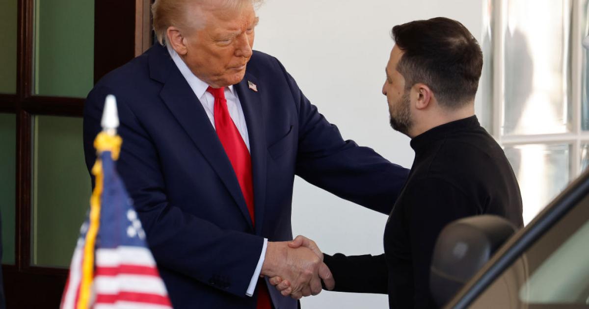 Donald Trump saluda a Volodimir Zelenski a su llegada a la Casa Blanca, en un encuentro que acabaría siendo histórico