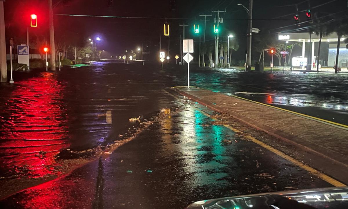 Carretera inundada en Lee County, Florida (EEUU), tras el impacto del huracán Milton.