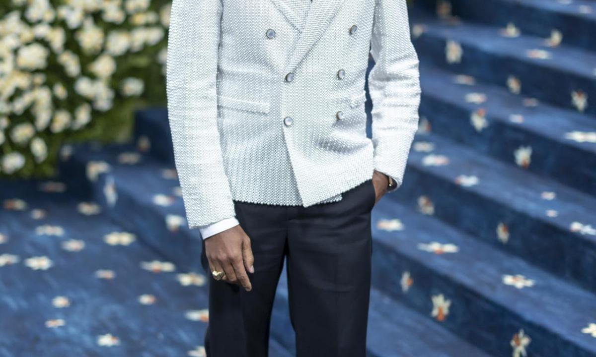 Pharrell Williams en la alfombra roja de la Met Gala 2025, de la que es anfitrión