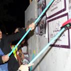 Pegando carteles.