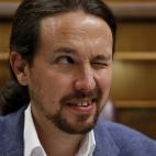 Pablo Iglesias gui&ntilde;ando un ojo.