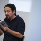 Pablo Iglesias leyendo en alto