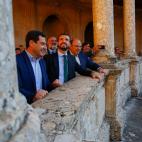 Pablo Casado sabe apreciar los grandes detalles de la vida: contempla el Sol mientras los dem&aacute;s est&aacute;n a otras cosas.