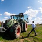 Con paso decidido, el l&iacute;der del PP se dispone a tomar el volante de un imponente tractor.