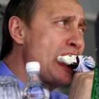 Comiendo mientras ve un partido de hockey