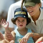 Victoria Federica y su t&iacute;a, la reina Letizia, en julio de 2004.