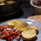 Una receta de Carlos R&iacute;os ▶️ Ingredientes: 500 gramos de patatas, aceite de oliva virgen extra, sal y pimienta. Para el pico de gallo: un tomate, una cebolla roja peque&ntilde;a o media, una lima, tabasco, ...