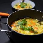 ▶️ Ingredientes (para 3-4 personas): dos dientes de ajo, una cebolla, una patata, un puerro, un calabac&iacute;n, dos zanahorias, dos hojas de laurel, un pu&ntilde;ado de granos de ma&iacute;z, un manojo de cilantro, fideos, aceite...