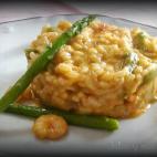 ▶️ Ingredientes: 140 gramos de arroz, 150 gramos de gambas peladas, un manojo peque&ntilde;o de esp&aacute;rragos verdes, 50 gramos de queso manchego, 20 gramos de mantequilla, 1/2 cebolla, 1/2 pimiento rojo, 3 dientes e ajo, 1 zan...