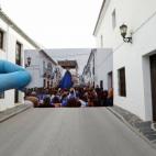 La hermandad del Cristo Resucitado y Nuestra Señora de Loreto, durante la procesión del Domingo de Ramos de 2019 en Ronda (Málaga). Al fondo, el mismo lugar este Domingo de Ramos.
