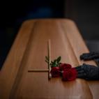 Un trabajador de una funeraria prepara un f&eacute;retro de una v&iacute;ctima del COVID-19 antes de su incineraci&oacute;n, en un tanatorio de la empresa M&eacute;mora, en Girona, el 19 de noviembre de 2020.