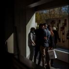 Familiares de un fallecido por Covid. en el tanatorio M&eacute;mora de Girona, el 29 de noviembre de 2020.