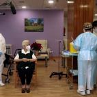 Araceli y Mónica, primeras personas en ser vacunadas contra el coronavirus en España.