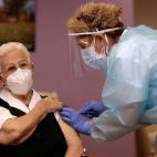Araceli, de 96 años, primera persona en ser vacunada de coronavirus en España.