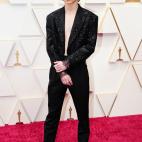 Con traje de Louis Vuitton y pecho al aire.