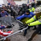 Manifestantes pro-Trump asaltando el Capitolio.