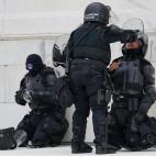 Polic&iacute;a herida por los manifestantes pro-Trump.