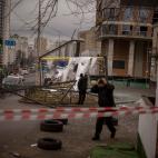 Polic&iacute;as inspeccionan una zona despu&eacute;s de un supuesto ataque ruso. (AP Photo/Emilio Morenatti)