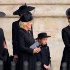 Meghan, Camilla, Kate (detr&aacute;s), la princesa Carlota y Sophie despiden al cortejo f&uacute;nebre de la reina a bordo del carruaje estatal de armas de la Marina Real al finalizar el funeral.