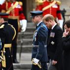 El príncipe Guillermo, heredero al trono, y su hermano Harry durante el cortejo que ha trasladado a la reina Isabel II hasta la abadía de Westminster.