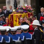 El féretro de Isabel II camino de la abadía de Westminster.