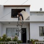 Un hombre baja sus pertenencias antes de que la lava sepulte su vivienda.