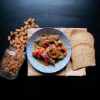 ▶️ Ingredientes (para 2 personas): 450 gramos de ternera cortada, medio pimiento rojo, medio pimiento verde, media cebolla, un pu&ntilde;ado de almendras, salsa de soja ▶️ Encuentra aqu&iacute; la receta completa.