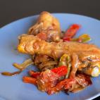 ▶️ Ingredientes (2 personas): cuatro muslos de pollo, un pimiento rojo, un pimiento verde, dos tomates maduros, una cebolla, cuatro dientes de ajo y un vaso de vino blanco ▶️ Encuentra aqu&iacute; la receta completa.
