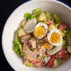 ▶️ Ingredientes (para dos personas): unas hojas de lechuga, un tomate, una manzana, una lata de at&uacute;n, un pu&ntilde;ado de cusc&uacute;s (y la misma cantidad de agua), un huevo cocido, un trozo de queso. Para el ali&nti...