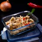 ▶️ Ingredientes (para 2-3 personas): unos 200 gramos de pasta, 150 gramos de carne picada, dos dientes de ajo, media cebolla, un pimiento rojo y otro verde, salsa de soja. ▶️ Encuentra aqu&iacute; la receta completa.