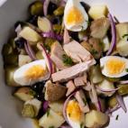 ▶️ Ingredientes (para 2 personas): cuatro o cinco patatas (dependiendo del tama&ntilde;o), media cebolla morada, pepinillos, aceitunas negras, un huevo cocido, bonito del norte, aceite de olvida, vinagre, sal y perejil. ...