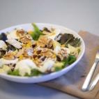 ▶️ Ingredientes (para 2 personas): un zanco de pollo, lechugas variadas, ma&iacute;z, una manzana, queso fresco, pasas, nueces, aceite de oliva virgen extra, vinagre y sal. ▶️ Encuentra aqu&iacute; la receta completa.