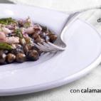 ▶️ Ingredientes (para cuatro personas): 200 gramos de garbanzos (dejar a remojo la noche anterior), 200 gramos de calamares cortados en tiras, seis pimientos verdes, tres pimientos rojos, una cebolla grande, una cucharada de t...