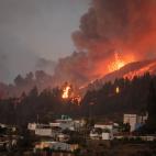 La erupci&oacute;n desde la vecina localidad de Los Llanos de Aridane, que ha sufrido graves destrozos