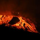 R&iacute;os de lava durante la noche del domingo