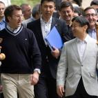 Feijóo con el por aquel entonces príncipe japonés Naruhito, en 2013, realizando un tramo del Camino de Santiago.