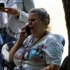 Una mujer llora tras conocer la noticia.