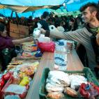Uno de los rasgos m&aacute;s distintivos de aquella acampada fue la solidaridad entre los manifestantes y la organizaci&oacute;n de la vida diaria en Sol. En la imagen, una de las mesas de reparto de comida gestionadas por los protestantes.