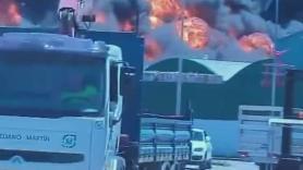 El terrorífico incendio que devora un fábrica química y que ha obligado a confinarse a miles de personas