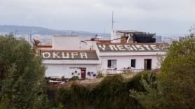 Los okupas se blindan frente a los okupas y tiran de tecnología y perros para proteger 'su vivienda'