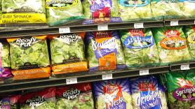 Compra una ensalada en el supermercado y se enfurece con este problema: más razón que un santo y solo su ingenio le salva de la situación