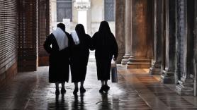 Una abadesa pide justicia al ser expulsada del monasterio: "Demasiado guapa para ser monja"