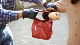 Le roban el bolso en Barcelona y dos años después recibe una multa y se entera de que está casada