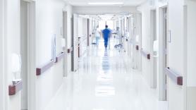 Entra al hospital con indicios de estreñimiento y acaba con 38.000 euros más pero con un testículo menos