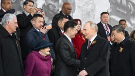 No pasa desaparecido el inusual comportamiento de Putin con los militares norcoreanos tras el desfile del Día de la Victoria