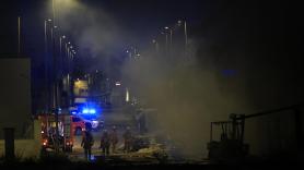 Piden a los vecinos de Torrent encerrarse en casa por el humo tóxico de un incendio en una nave destruida por la dana
