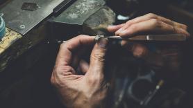 Encuentra un anillo en casa de su abuela, lo tasa a espaldas de su familia y se ven obligados a hacerle una transferencia por el valor del diamante