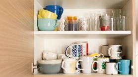 Adiós a las tazas apiladas: el sencillo truco japonés para ahorrar espacio en la cocina