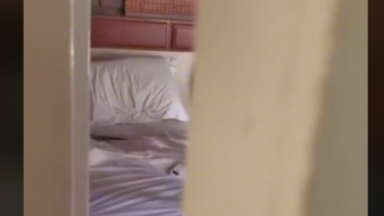 Le dicen que deje la habitación del hotel cerrada y lo que se encuentra lo ven 8 millones de personas