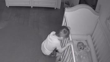 La tierna reacción de un niño cuando ve que su hermano pequeño está llorando